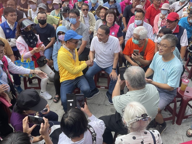 國民黨總統參選人侯友宜12日於台南廟口開講。侯友宜競選辦公室提供