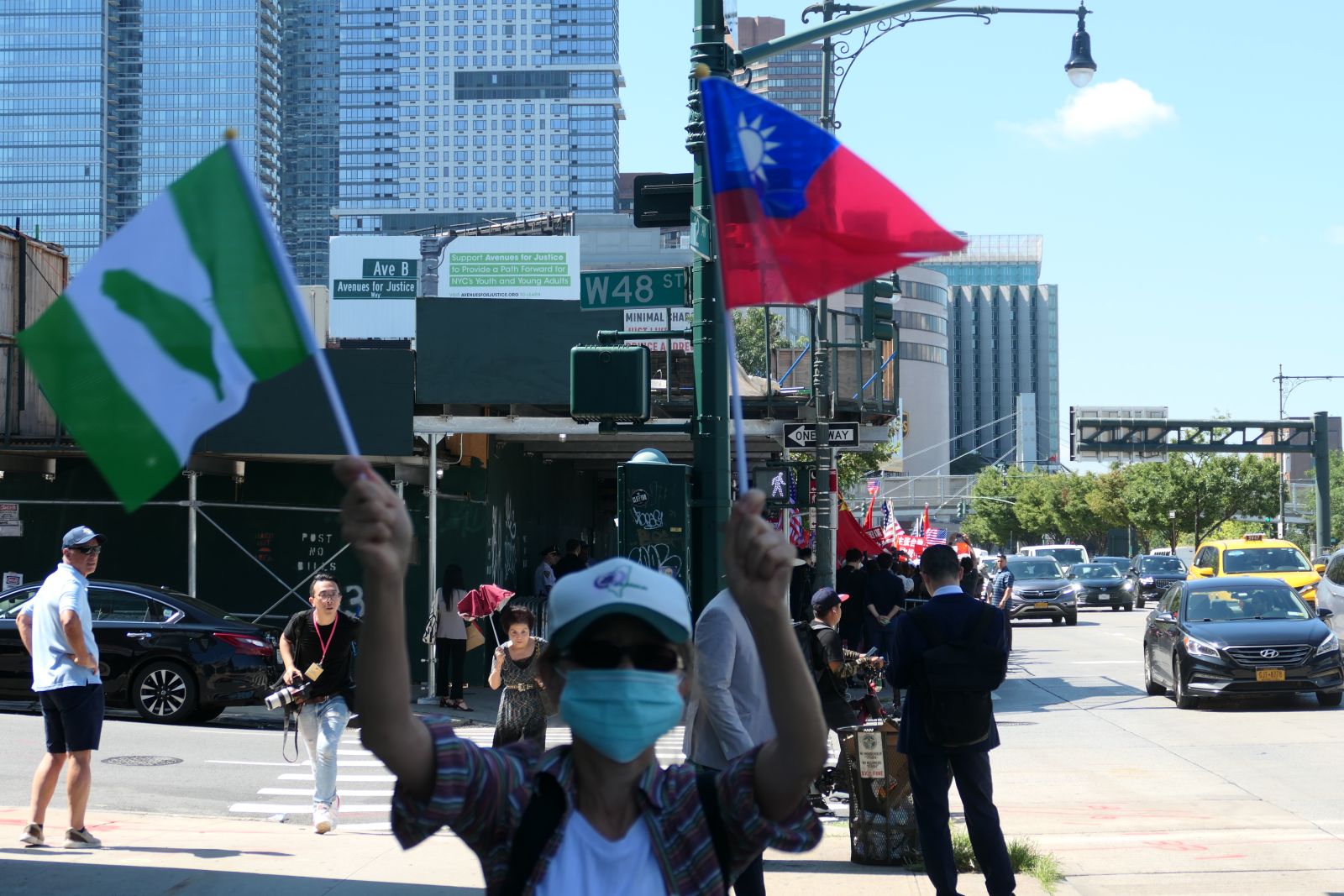 台灣僑民揮舞中華民國國旗與民進黨旗反制。蘇聖怡攝