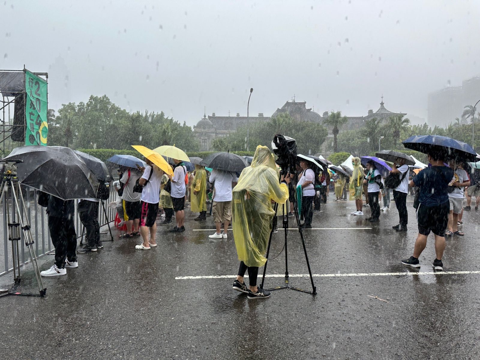 820還路於民大遊行現場約於14時左右下起雨來。林啟弘攝