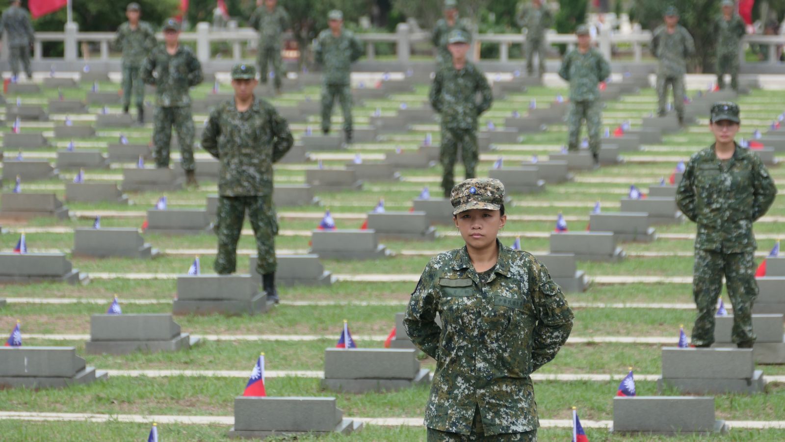 緬懷823，金門現役軍官向陣亡將士獻花。蘇聖怡攝