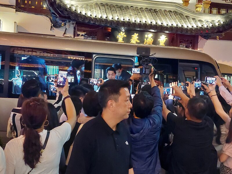 蔣萬安29日晚來到知名的豫園商圈，所經之處被媒體簇擁，維安人士夾雜其中，不少民眾也圍觀拍照。中央社