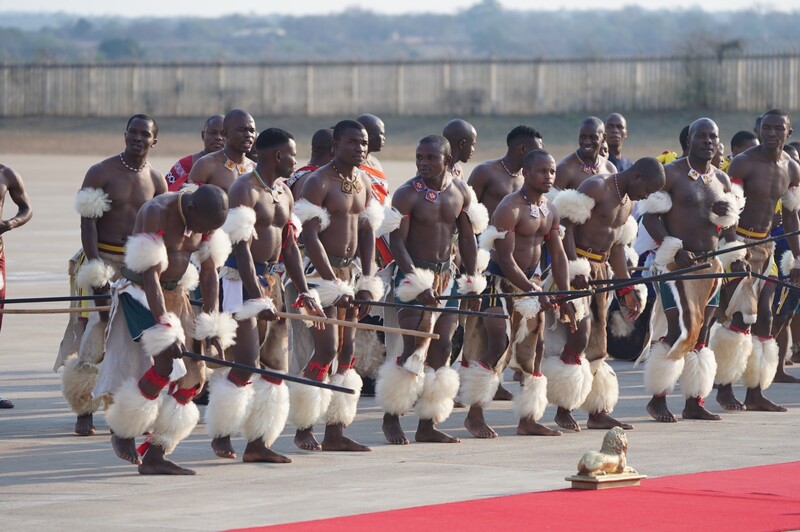 總統蔡英文率團訪問友邦史瓦帝尼，當地時間5日下午4時抵達恩史瓦帝三世國際機場，史國舞者穿著傳統服裝，以歌聲和舞蹈表達歡迎之意。中央社