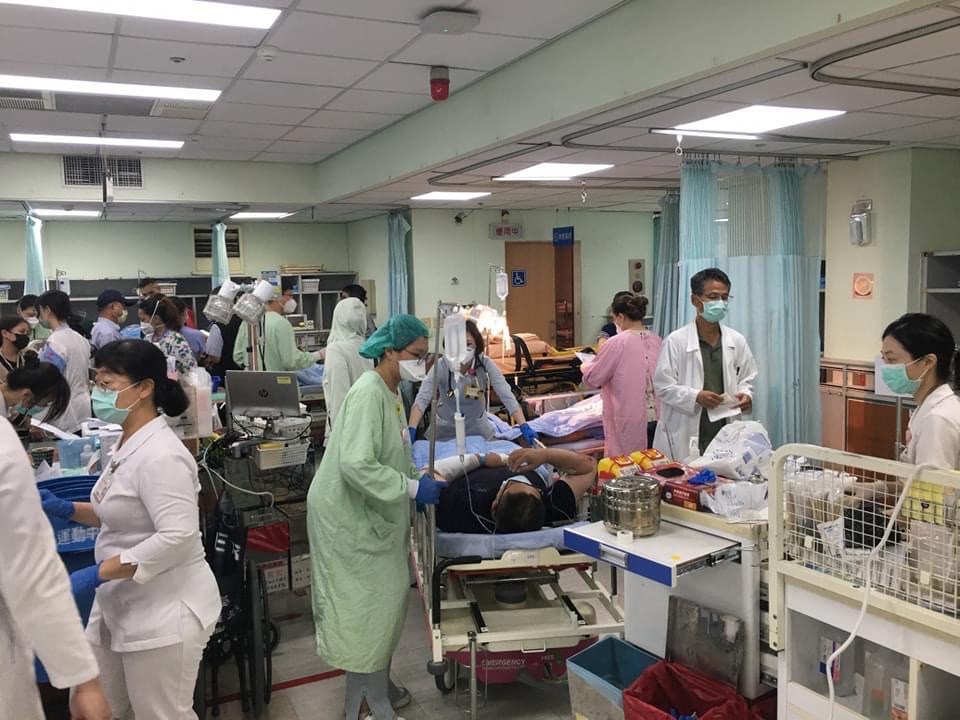 高爾夫球工廠火警造成96人受傷，送往屏東縣各大醫院。屏東基督教醫院提供