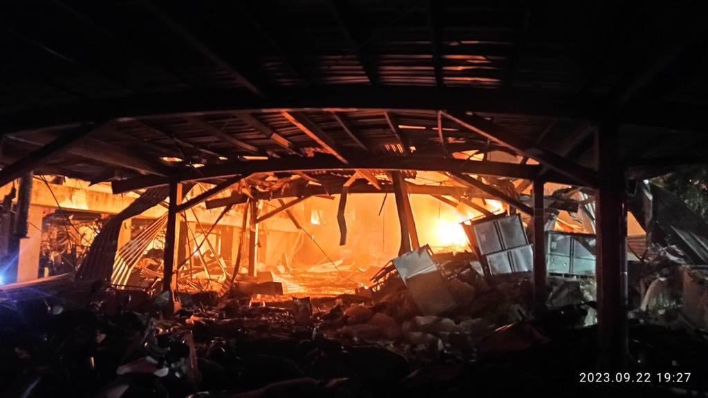 屏東加工區內的高爾夫球製造工廠發生氣爆火警。屏東縣消防局提供