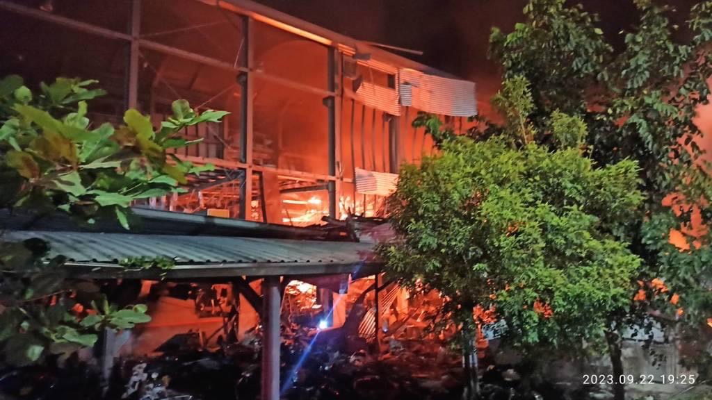 高爾夫球製造工廠氣爆火警，火勢持續延燒。屏東縣消防局提供