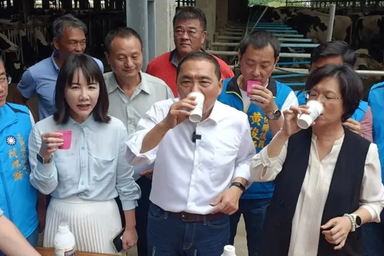 侯友宜在彰化縣長王惠美(右)陪同下,拜訪福興鄉的酪農場,開心喝鮮乳。國民黨提供