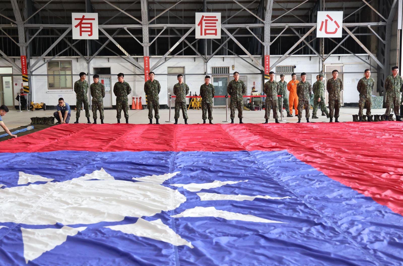 CH-47吊掛巨型國旗執行國慶參演。林啟弘攝
