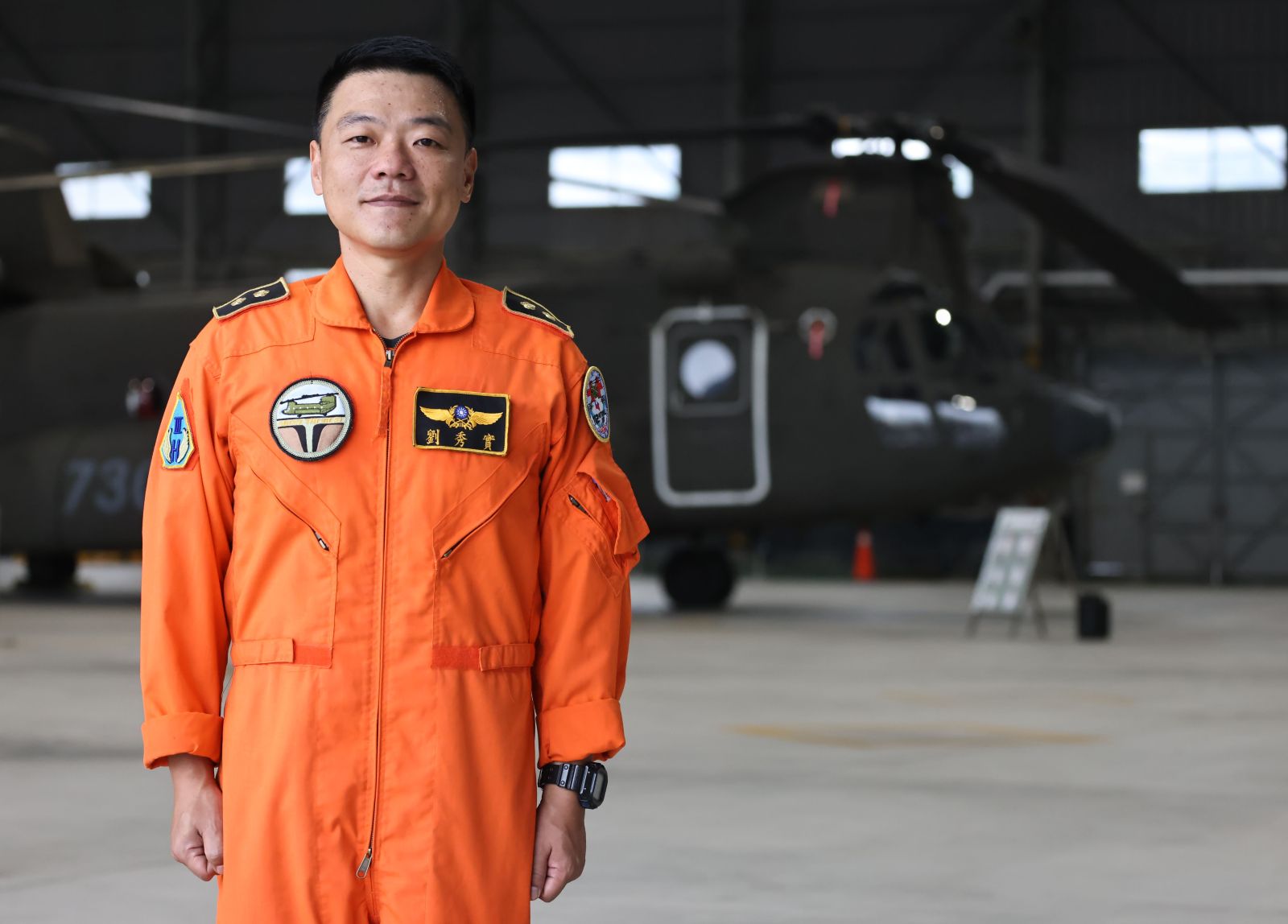 國慶空中操演陸軍展現巨幅國旗吊掛整備作業，CH-47正駕駛劉秀實中校擔綱。