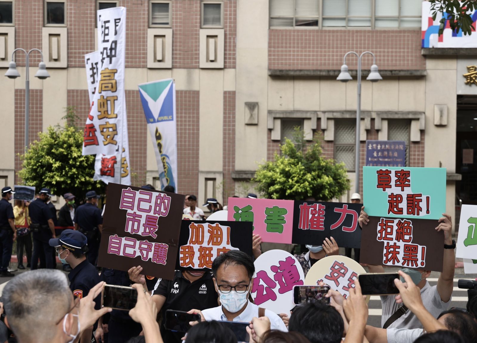  台灣國成員到場抗議要求北院關押高虹安，不過也新竹市議員到場聲援。林啟弘攝