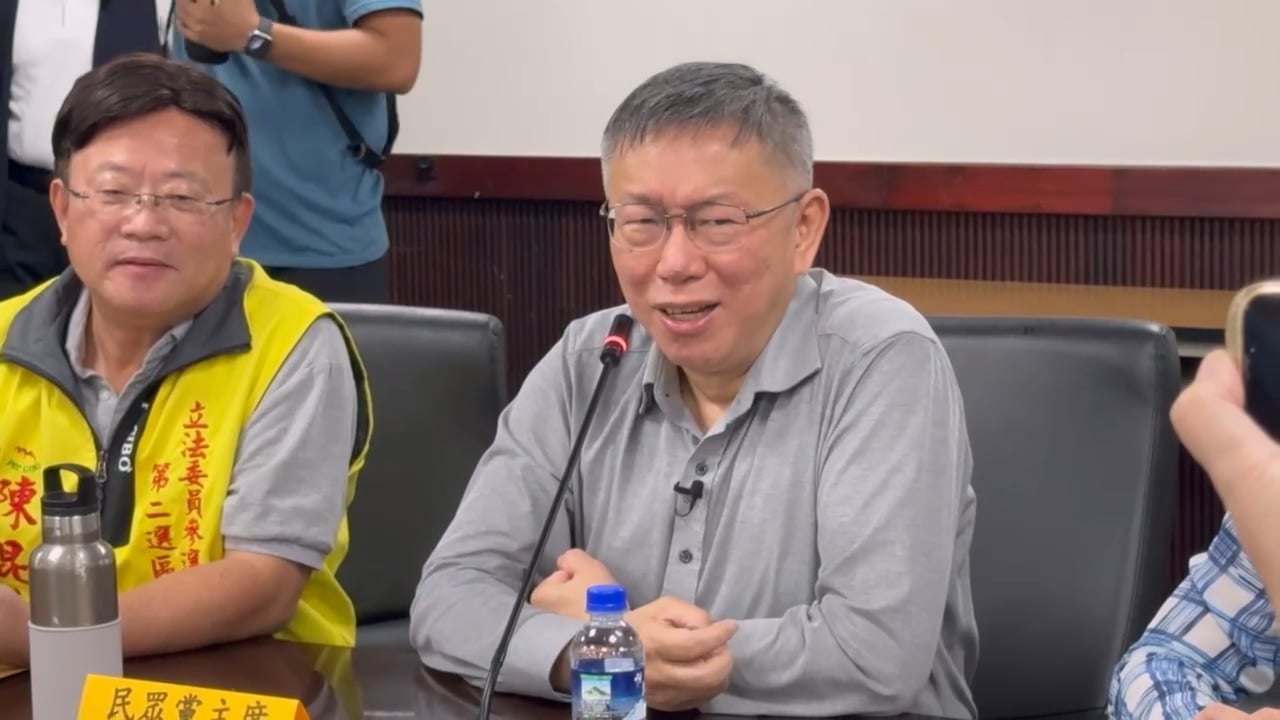 柯文哲（右）今天到台南市議會拜會無黨團結聯盟，並回應「藍白合」議題。辛啓松攝