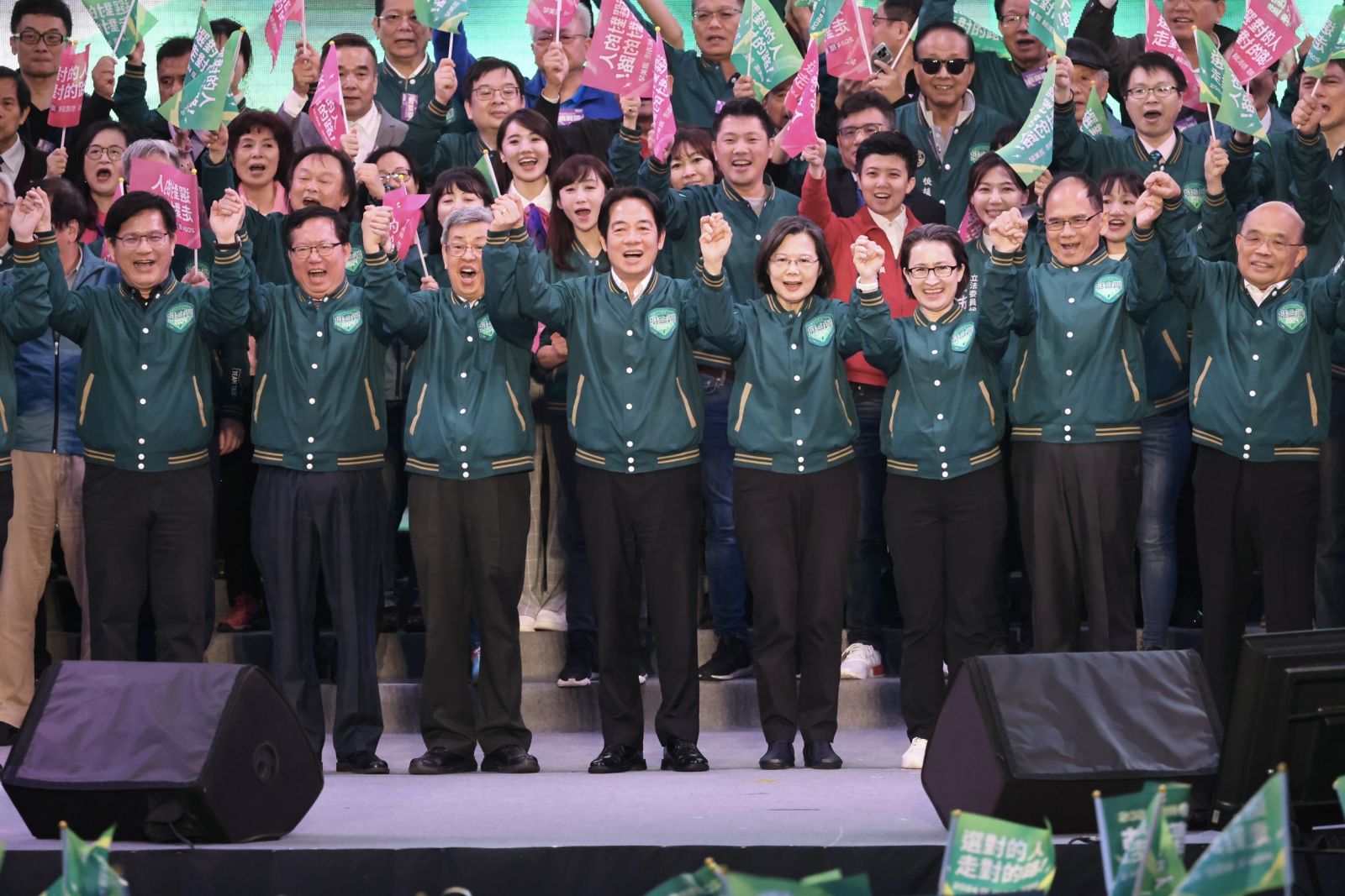 蔡英文出席民進黨台北市立委競總成立大會，並拉起賴清德與蕭美琴等高呼口號。林啟弘攝