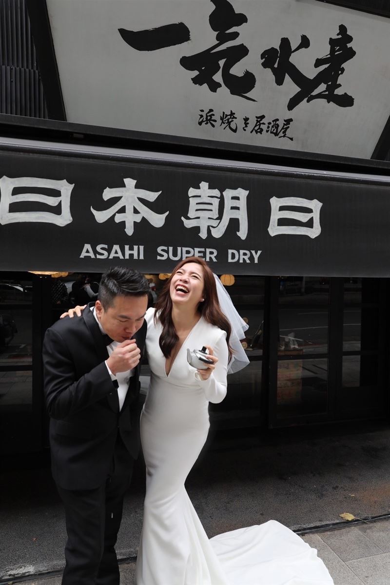 國民黨北市議員鍾沛君分享與交往3年的歌手男友陳布朗結婚的婚紗照。鍾沛君提供