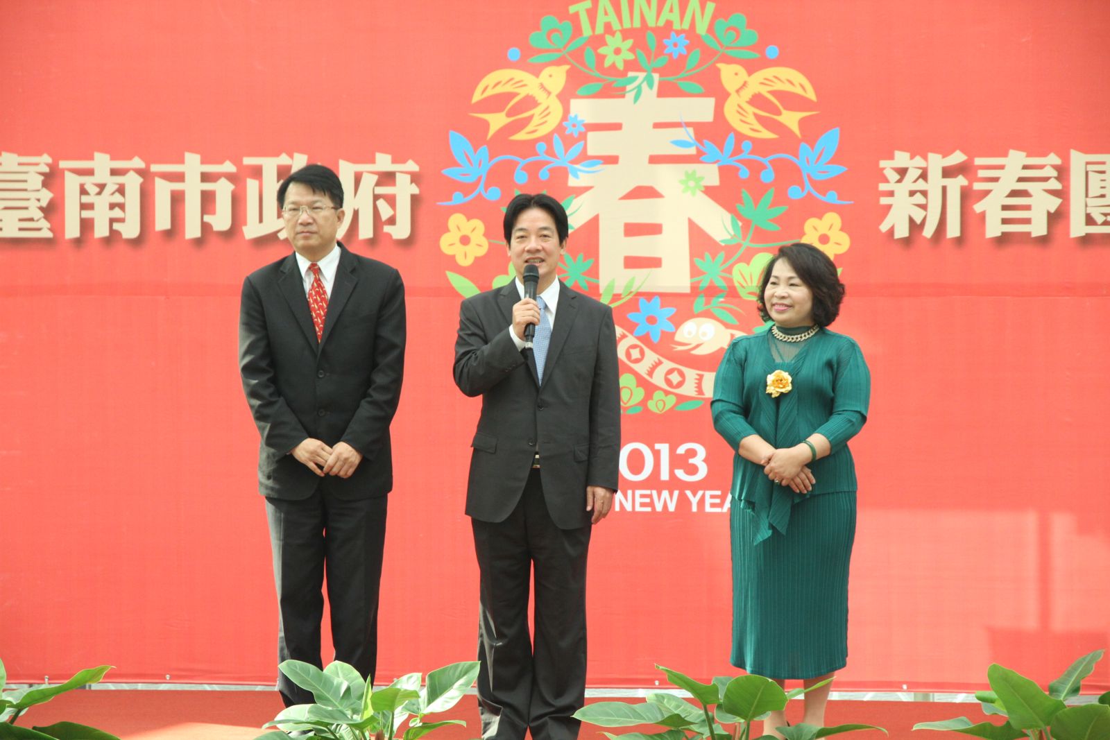 121005：賴清德（中）擔任兩屆市長，均由賴美惠（右）擔任議長。資料照片
