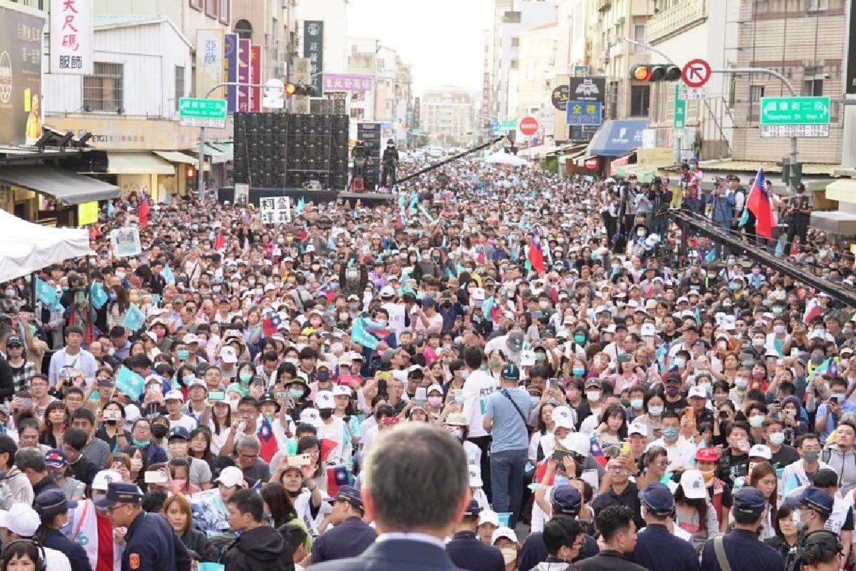 柯文哲16日赴台南市中西區商圈舉辦萬人造勢大會，現場滿滿支持者場面十分熱烈。翻攝柯文哲臉書