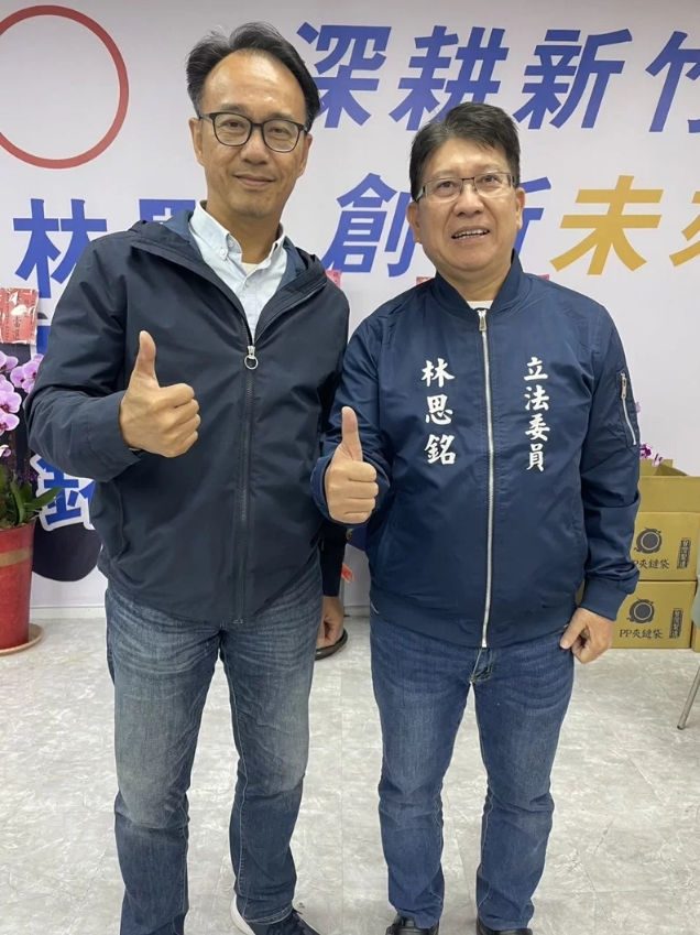 民眾黨新竹黨部主委、新竹市議員李國璋（左）16日下午親自前往競選總部，預祝林思銘高票連任。林思銘提供