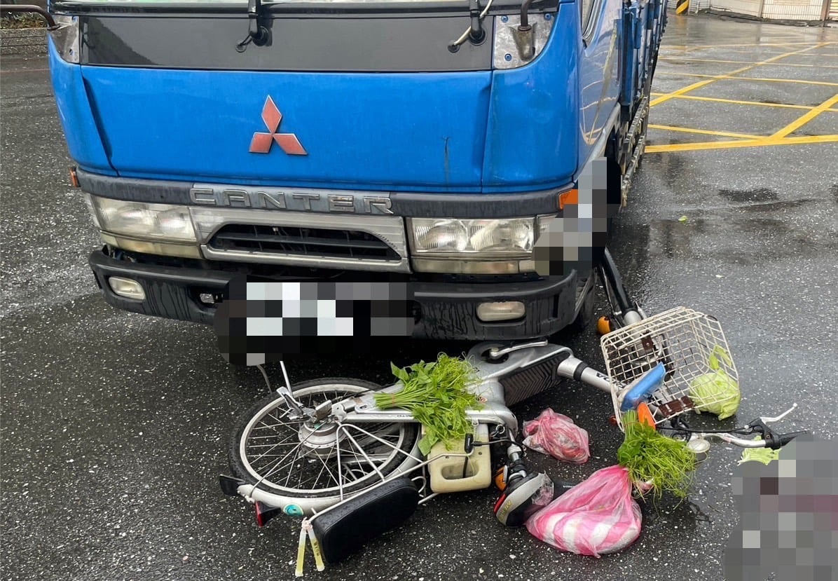 張美慧競總的19歲藍姓工讀生無照駕駛小貨車，與騎乘電動輔助自行車的64歲婦人對撞，婦人傷重送醫陷昏迷，經連日搶救仍不幸身亡。翻攝照片