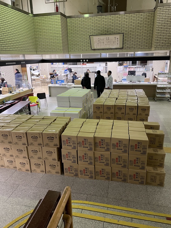 日本能登強震後，各地物資湧入災區。七尾市役所內，物資擺放整齊，有條不紊。中央社