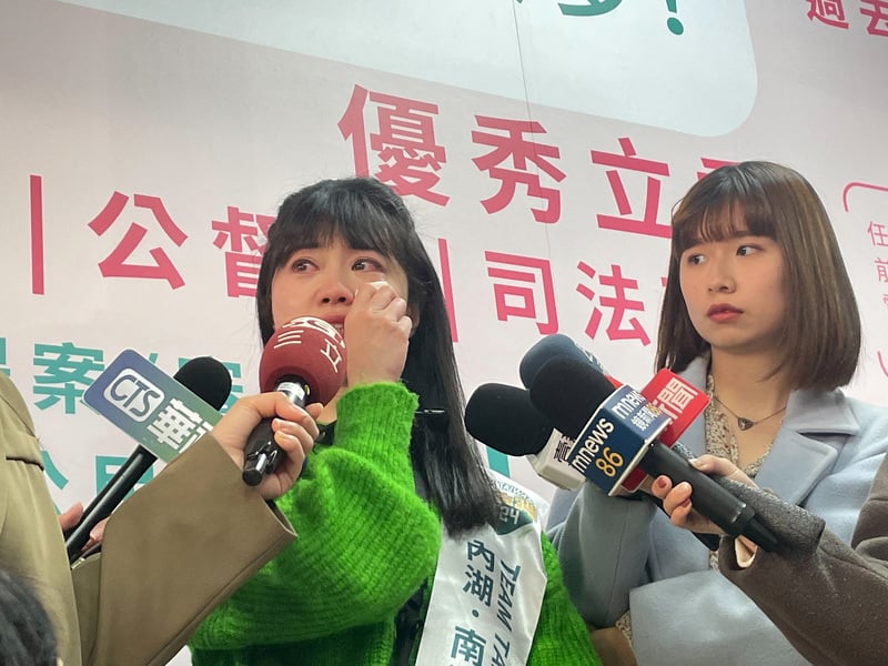   高嘉瑜（左）11日拜票時，被李彥秀母親以不堪言語辱罵，且提到過去家暴案，高嘉瑜下午受訪時落淚。中央社