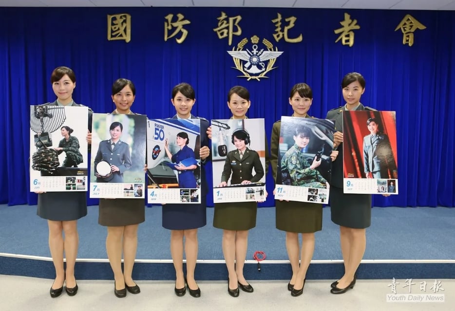 王柔(右3) 曾登上國防部形象月曆。翻攝臉書「青年日報」