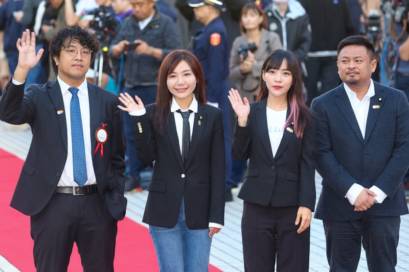民進黨立委黃捷（右2）、洪申翰（右）、吳沛憶（左2）、沈伯洋（左）一同走紅毯，向媒體揮手致意。 中央社