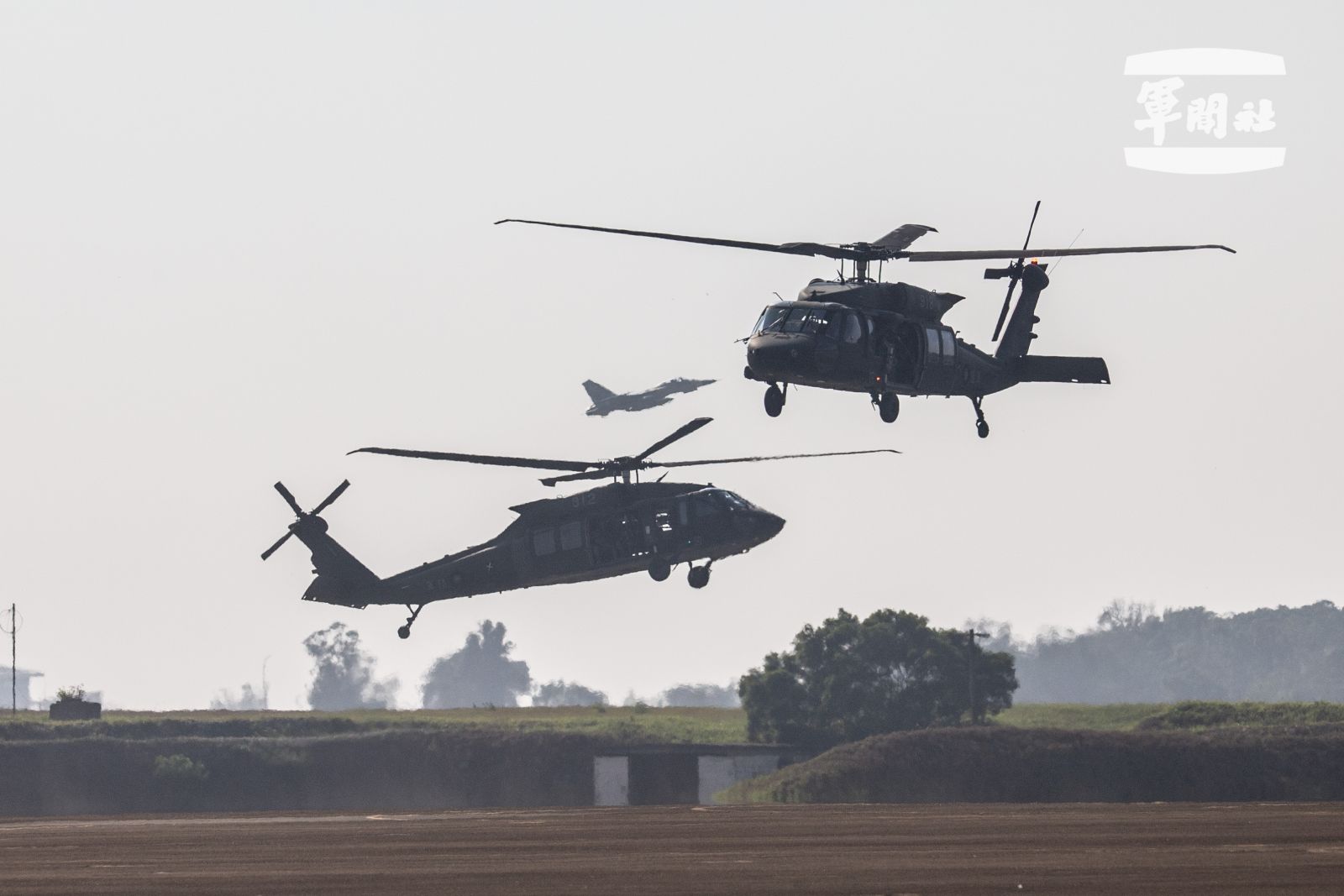 特戰官兵搭乘陸航UH-60M黑鷹直升機，執行空中突擊作戰。軍聞社