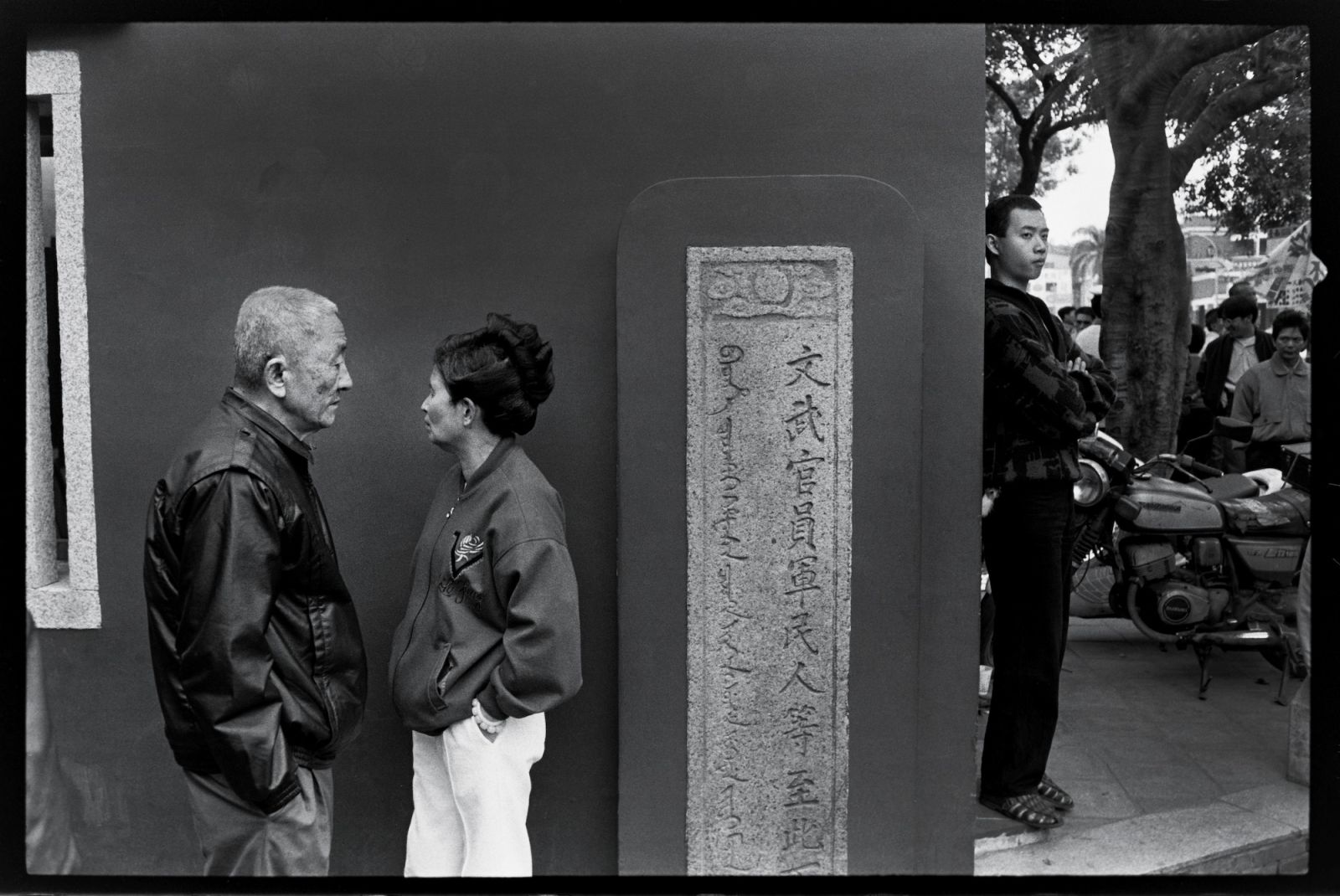 參展者林俊安1997年1月在台南孔廟「下馬碑」前，拍攝等待湄洲媽祖抵達的信徒。翻攝林俊安臉書