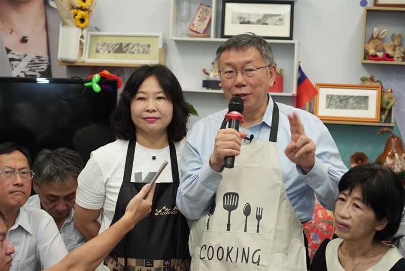 民眾黨主席柯文哲到高雄美濃與黨員座談,並體驗手沖咖啡。民眾黨提供