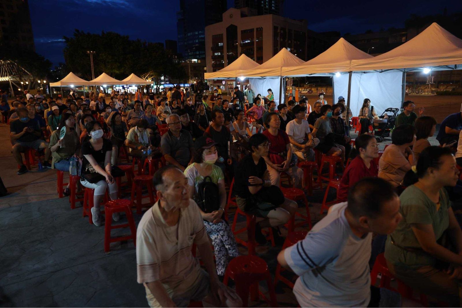 台灣公民陣線14日晚間在板橋新北市運動廣場，舉行「反國會濫權，與葉元之對話」活動。台灣公民陣線提供