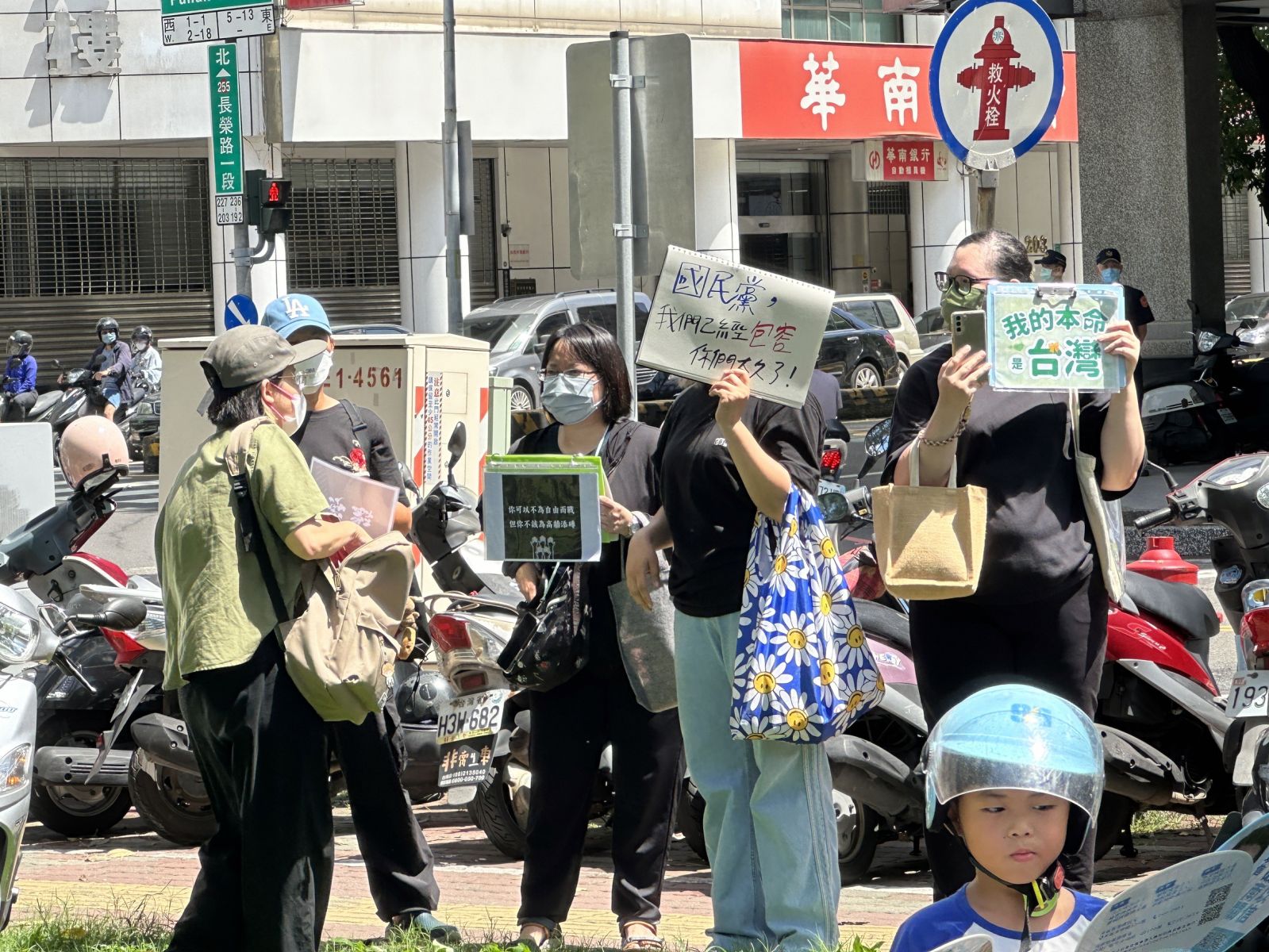 青鳥支持者手舉標語在場外抗議。辛啓松攝