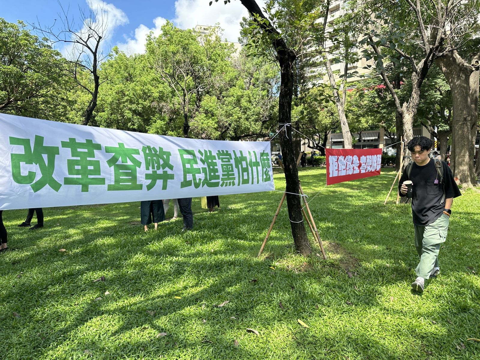 國民黨「捍衛民主改革國會」宣講活動比照選舉活動，會場周邊拉上標語造勢。 辛啓松攝