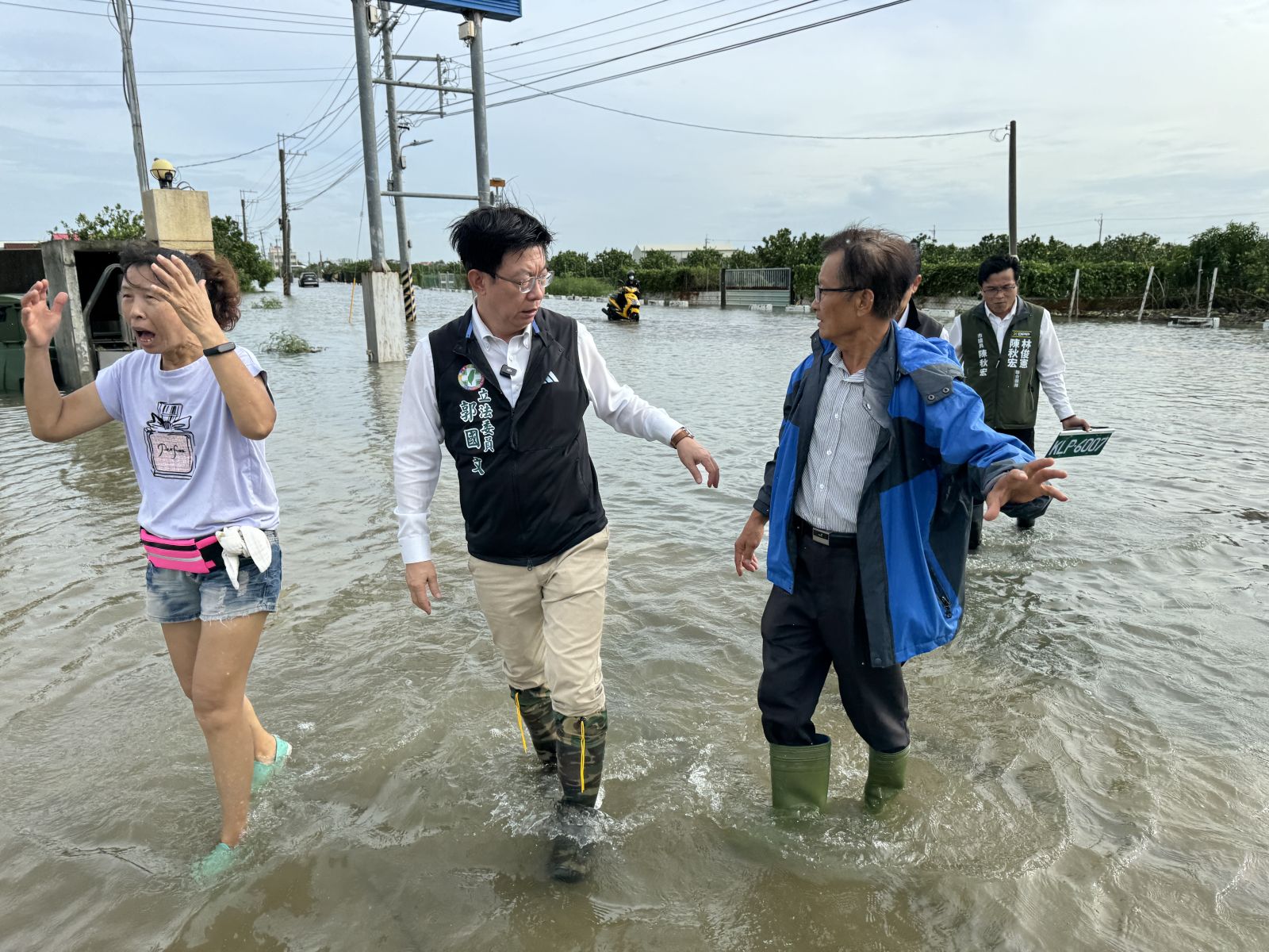 ​​​​立委郭國文偕同市議員陳秋宏到淹水地區瞭解居民需求。郭國文提供