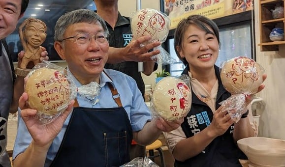 民眾黨台南市黨部前主委蔡宛秦（右）要求廠商出面說清楚，還黨一個清白。蔡宛秦提供