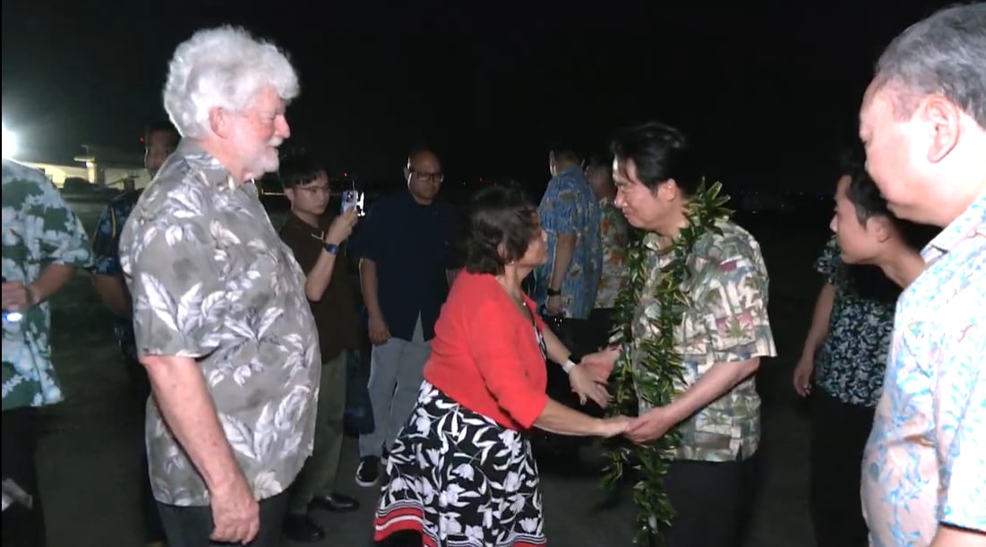 關島總督古蕾露（Lourdes A. Leon Guerrero）暨夫婿庫克（Jeffrey A. Cook）等人於機梯前迎接，並獻戴花環予賴清德總統。總統府提供