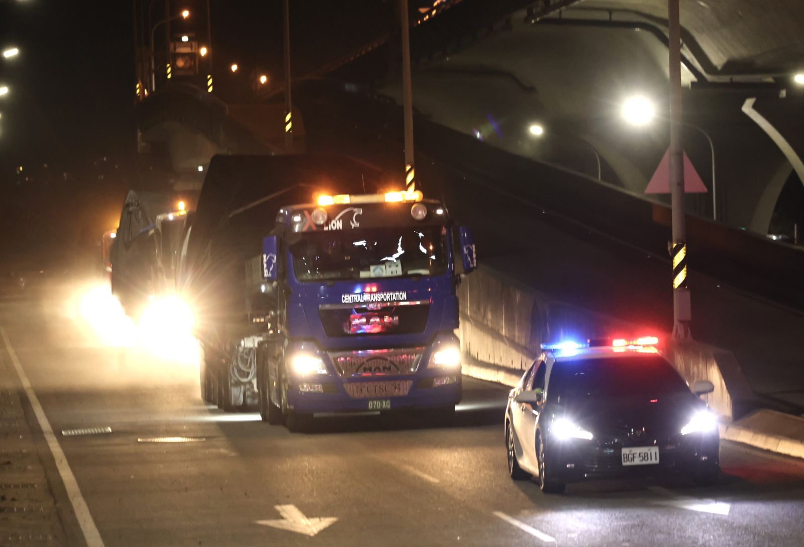 M1A2T戰車以拖板運載運下，16日零點出台北港，並在警方的交管及戒護下運抵新竹裝訓部。（圖／記者林啟弘攝）