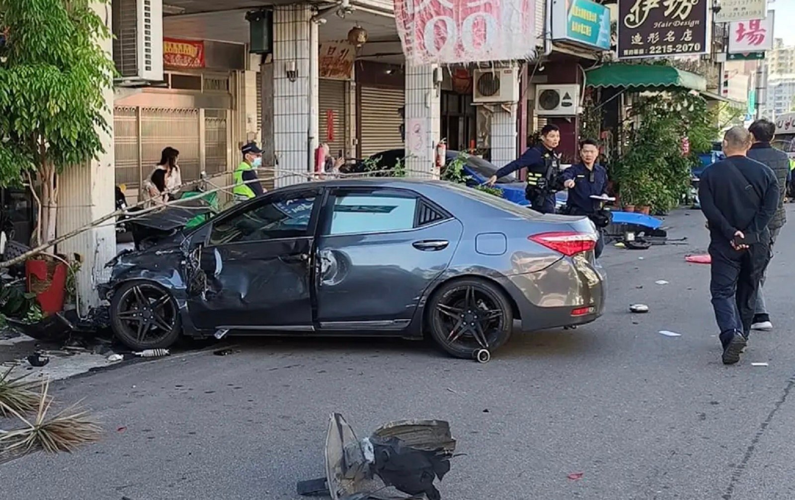 肇事車輛撞上民宅才停下來，警方到場採證，發現駕駛酒測值達0.98毫克。翻攝畫面