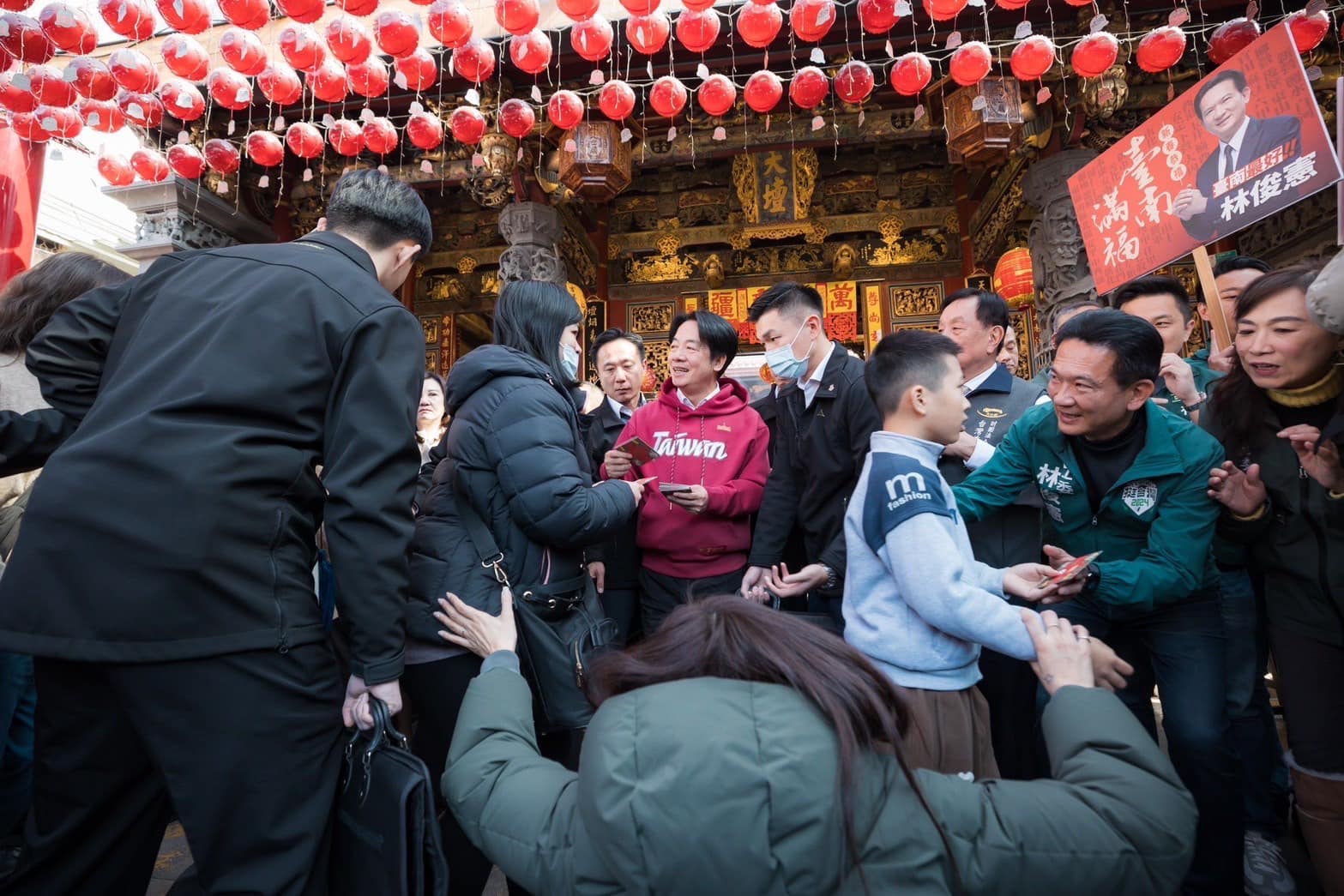 賴清德昨天下午回到台南拜廟並發放春節紅包給鄉親。翻攝立委林俊憲臉書