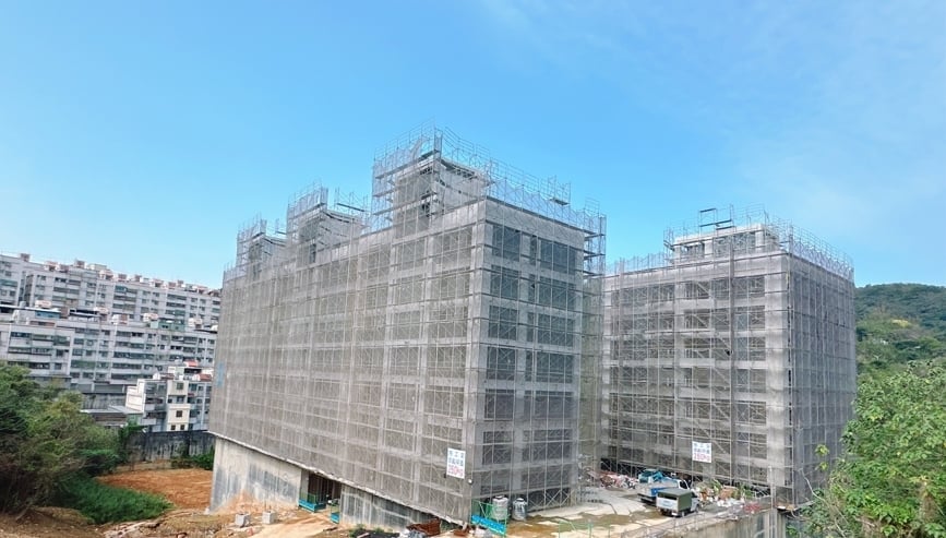 桃園市龜山區一處集合住宅建築工地,2月底以來數度違法清運營建廢棄物。讀者提供