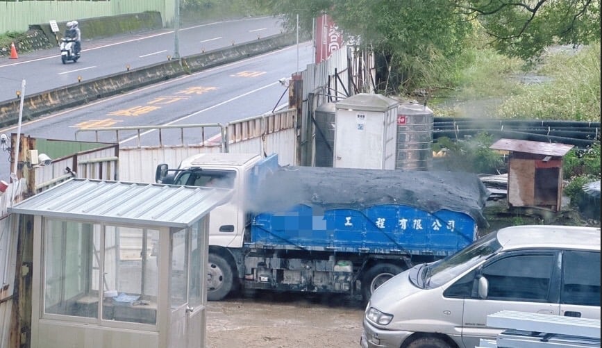 清運車將工程廢棄物運出。讀者提供