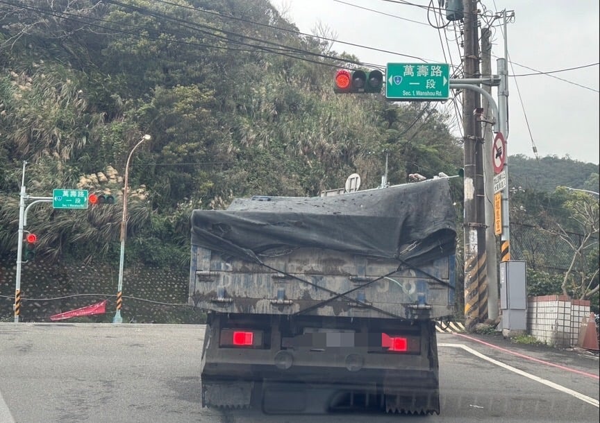 清運車沿著省道路經新北市前往台北市文山區。讀者提供