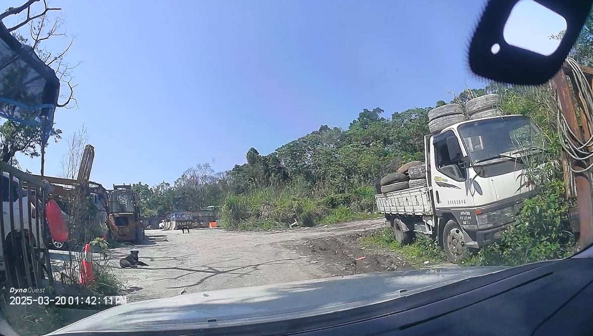 廢棄物處置場是一條產業道路盡頭,空地上有多部工程車輛與機具。王乙徹攝