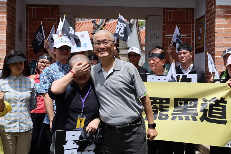 楊長鎮(前右)當眾剃髮力挺,讓Ami(左前)難掩情緒、激動落淚。中央社