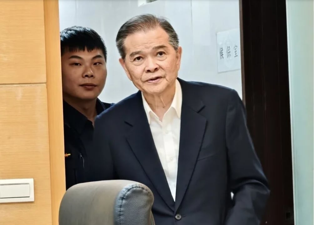 中石化董事長陳瑞隆(右)新台幣200萬元交保。中央社