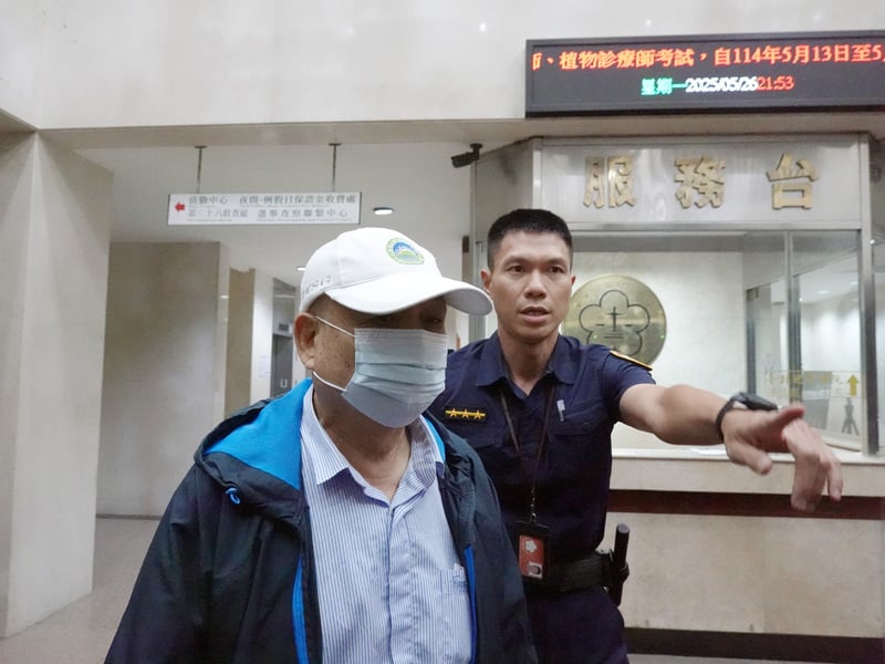 前鼎越開發公司董事長朱亞虎(左)以新台幣100萬元交保。中央社