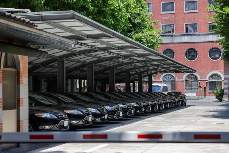 前監察院秘書長李俊俋因涉公務車私用風波請辭獲准。圖為監察院停車棚內停滿公務車。中央社