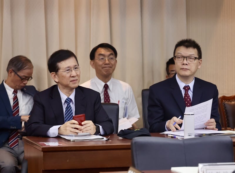 數位發展部長黃彥男(前左)、國家通訊傳播委員會(NCC)代理主委陳崇樹(前右)等人與會。中央社