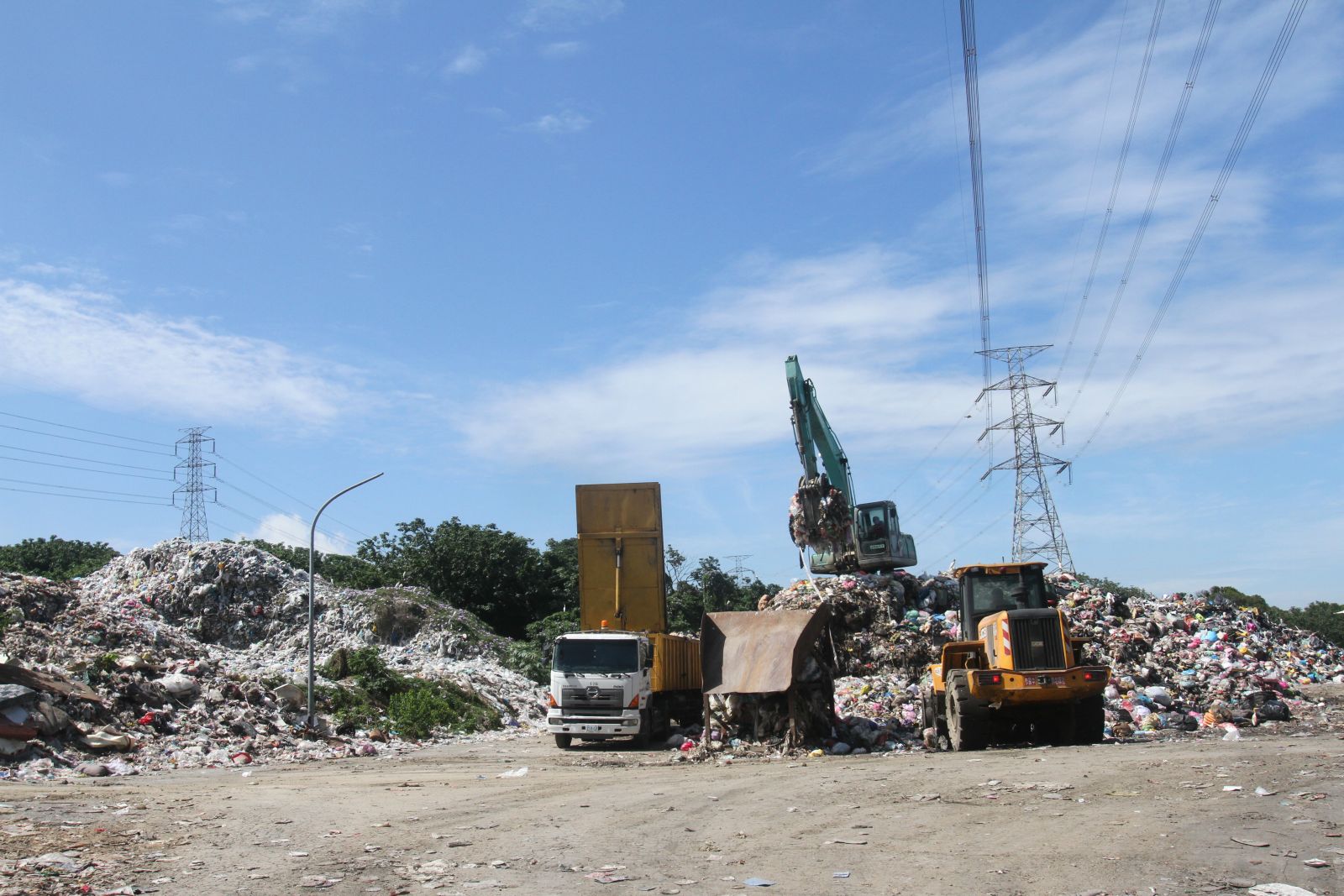 台中沙鹿一處垃圾場，堆滿一般垃圾及建築廢棄物。王乙徹攝
