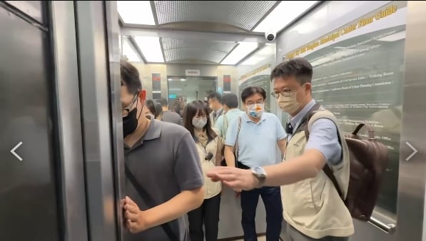 檢調搜索中午時告一段落,調查官帶蒙志成回去製作筆錄。讀者提供