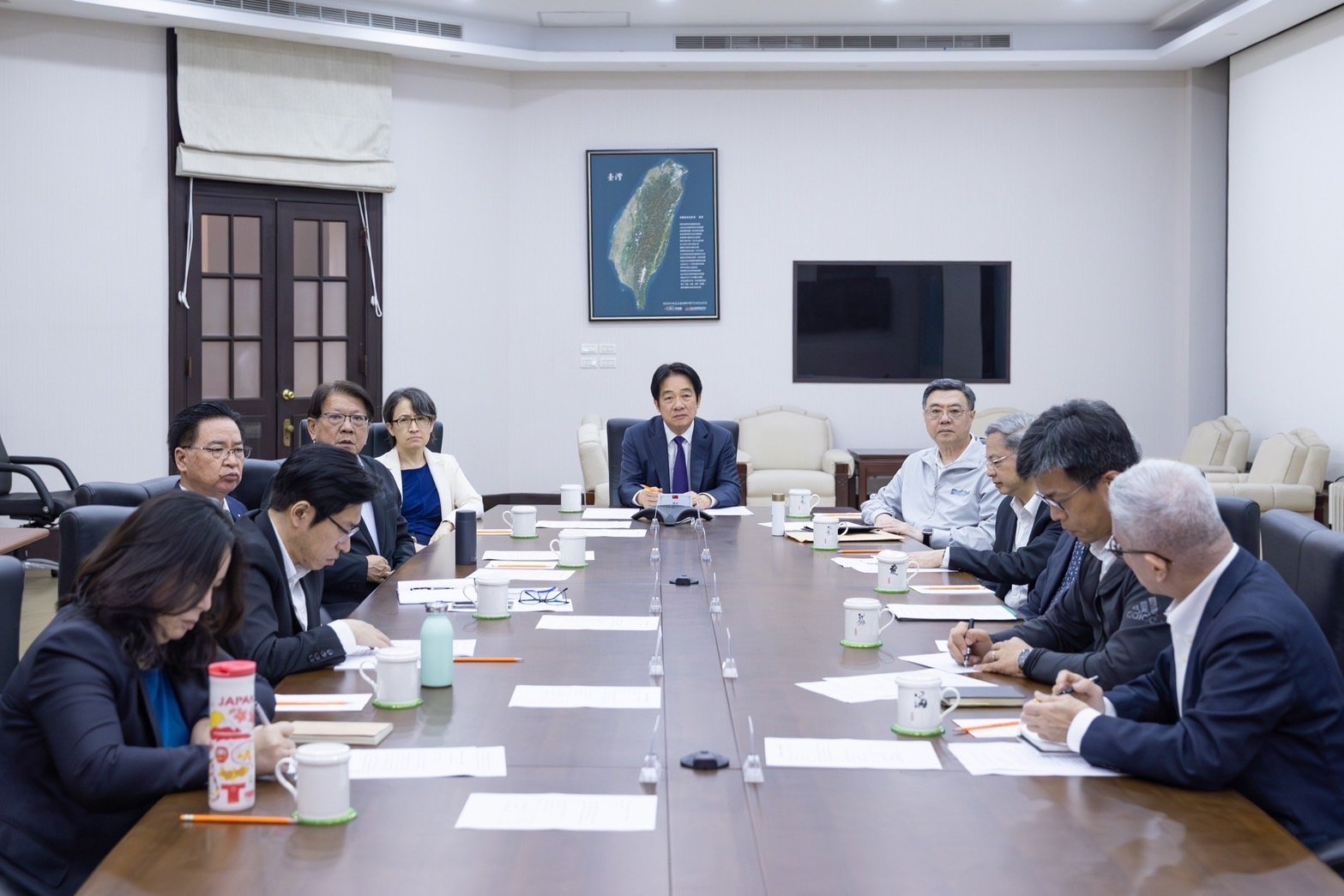 總統賴清德與正在華府進行台美關稅談判的團隊進行視訊會議。總統府提供