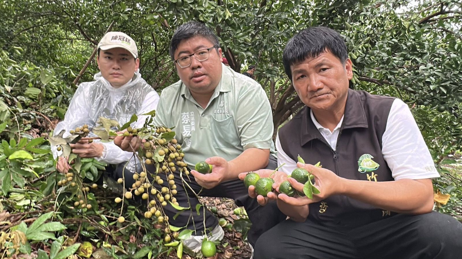 颱風丹娜絲重創嘉義縣市,立委蔡易餘(中)與陳冠廷(左)關心農業受損情況。翻攝蔡易餘臉書
