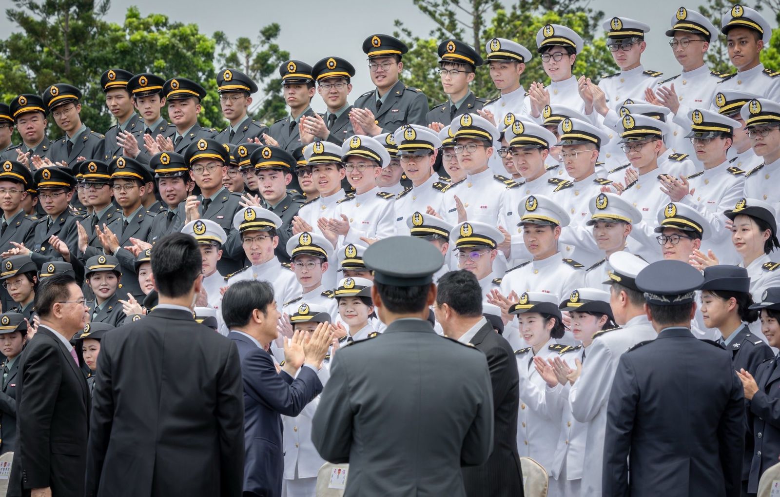 賴清德總統6月26日出席「114年三軍八校院聯合畢業典禮」,期勉畢業生傳承精實軍風,強化自律與專業。翻攝國防部發言人臉書